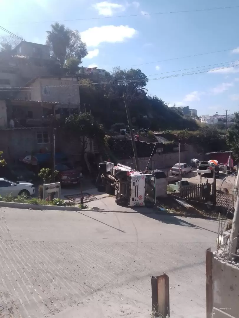 Volcadura de pipa de gas en Jardines de Aguacaliente en Tijuana