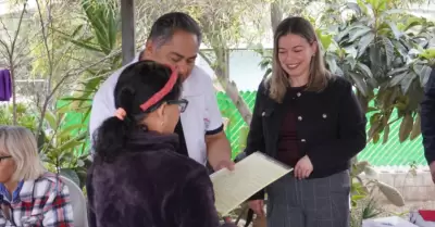 Entrega regidora Melissa Pacheco lentes para mejorar calidad de vida de familias