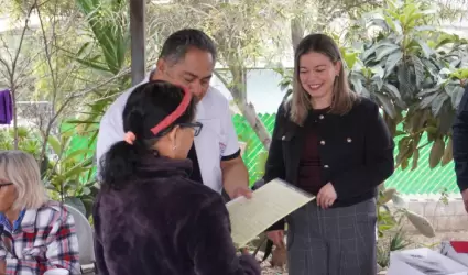 Entrega regidora Melissa Pacheco lentes para mejorar calidad de vida de familias