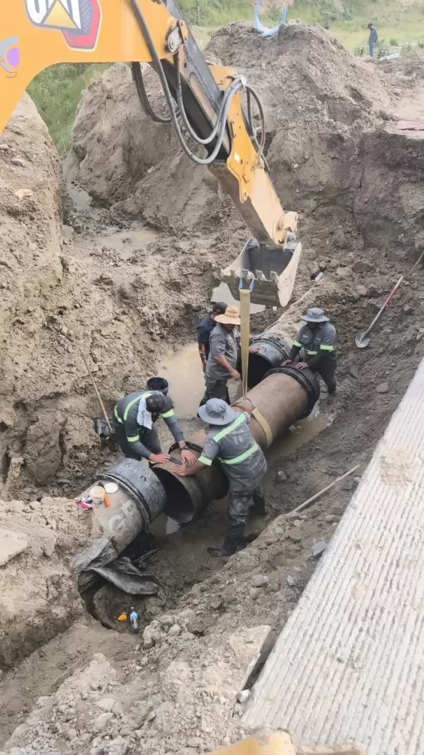 Controlan fuga en acueducto sobre el bulevar 2000