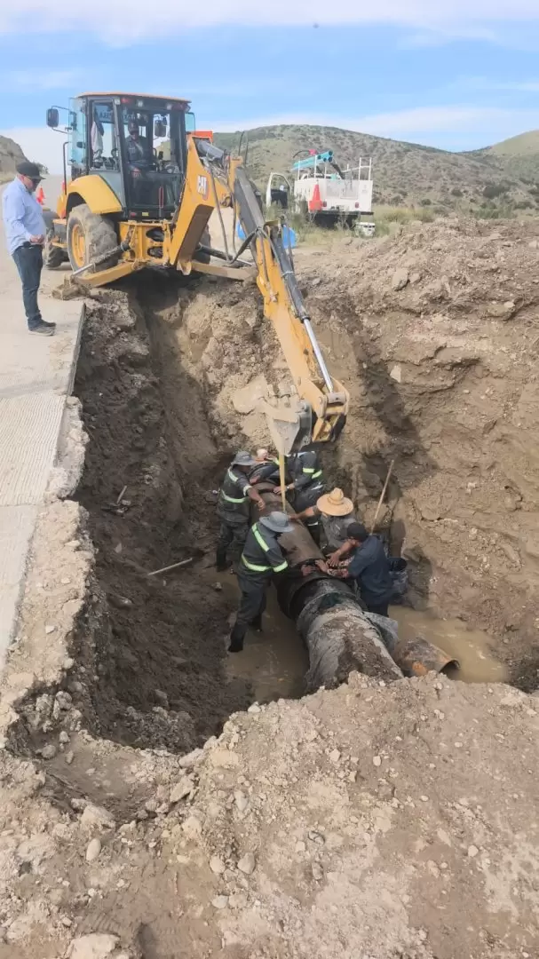 Controlan fuga en acueducto sobre el bulevar 2000