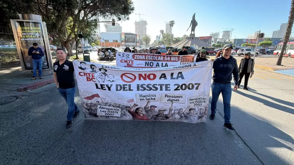 Maestros de la CNTE inician paro de 72 horas con marcha y bloqueo en la garita El Chaparral