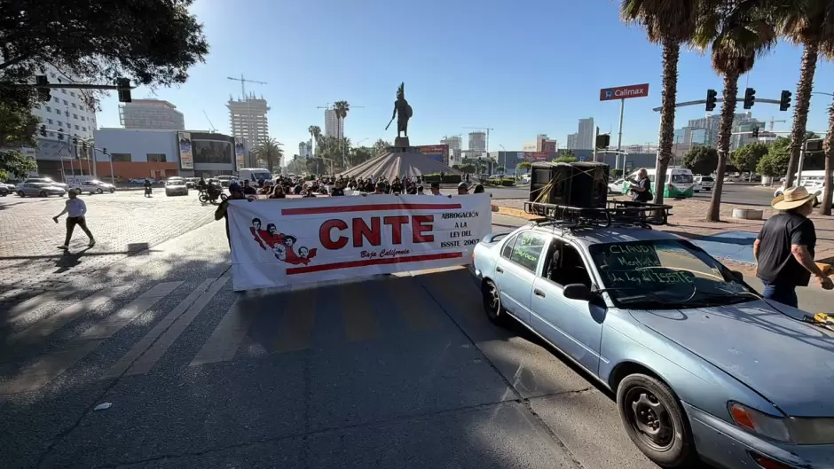 Maestros de la CNTE inician paro de 72 horas con marcha y bloqueo en la garita El Chaparral