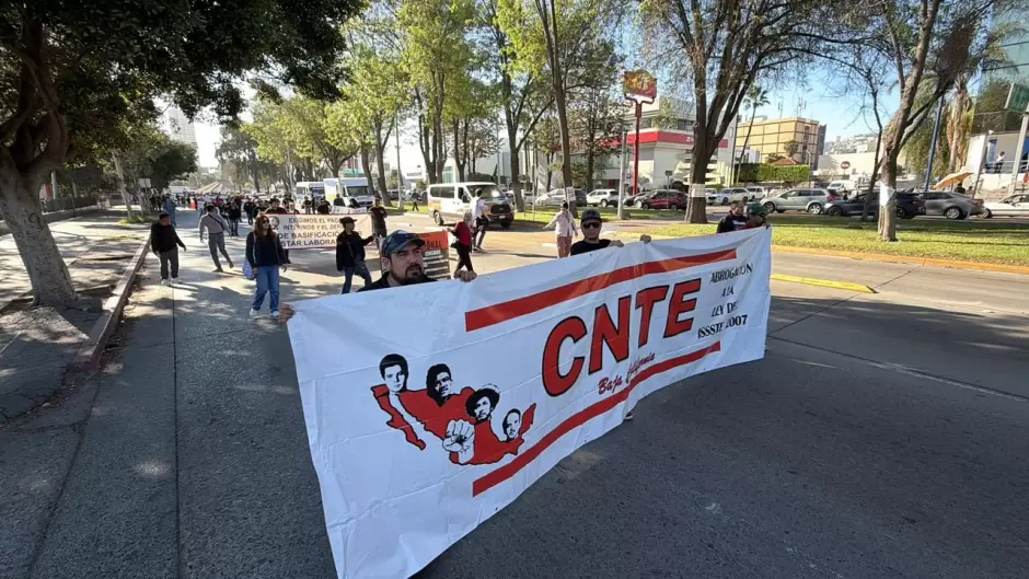 Maestros de la CNTE inician paro de 72 horas con marcha y bloqueo en la garita El Chaparral