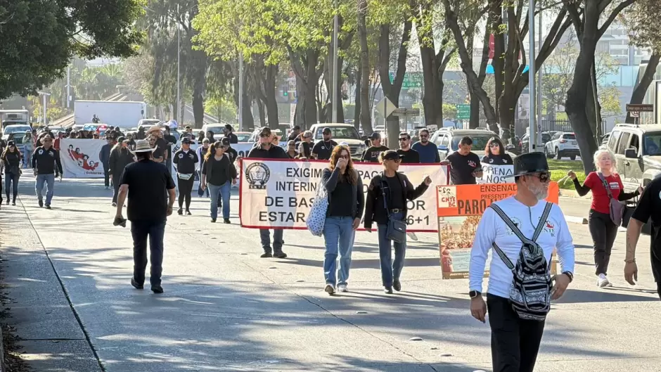 Maestros de la CNTE inician paro de 72 horas con marcha y bloqueo en la garita El Chaparral