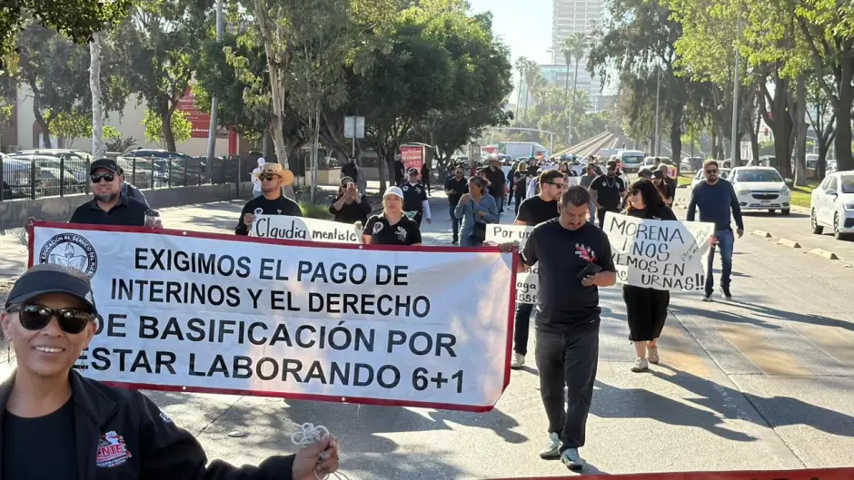Maestros de la CNTE inician paro de 72 horas con marcha y bloqueo en la garita El Chaparral