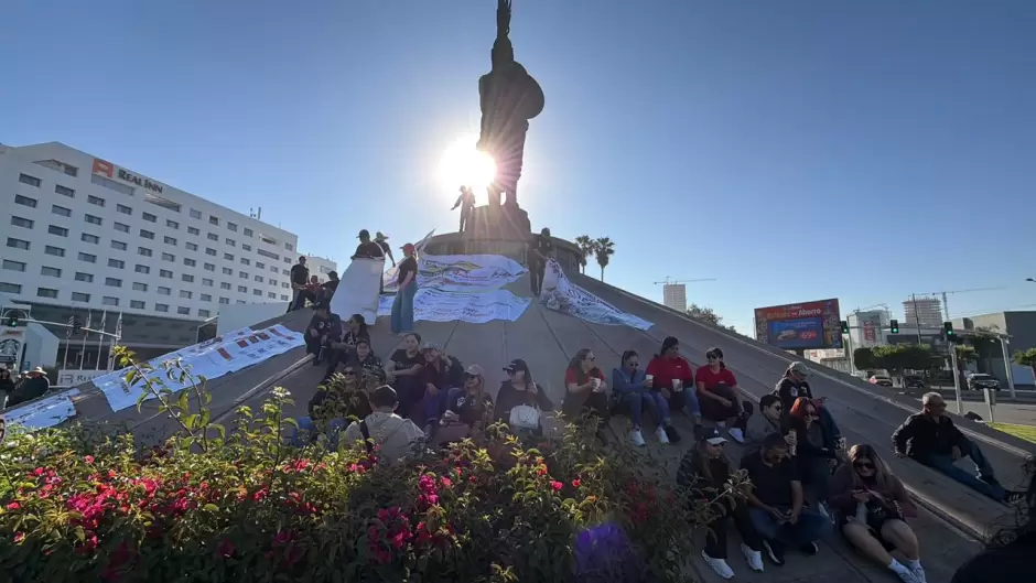 Maestros de la CNTE inician paro de 72 horas con marcha y bloqueo en la garita El Chaparral