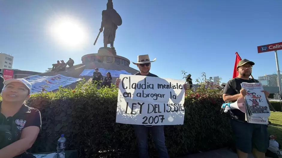 Maestros de la CNTE inician paro de 72 horas con marcha y bloqueo en la garita El Chaparral