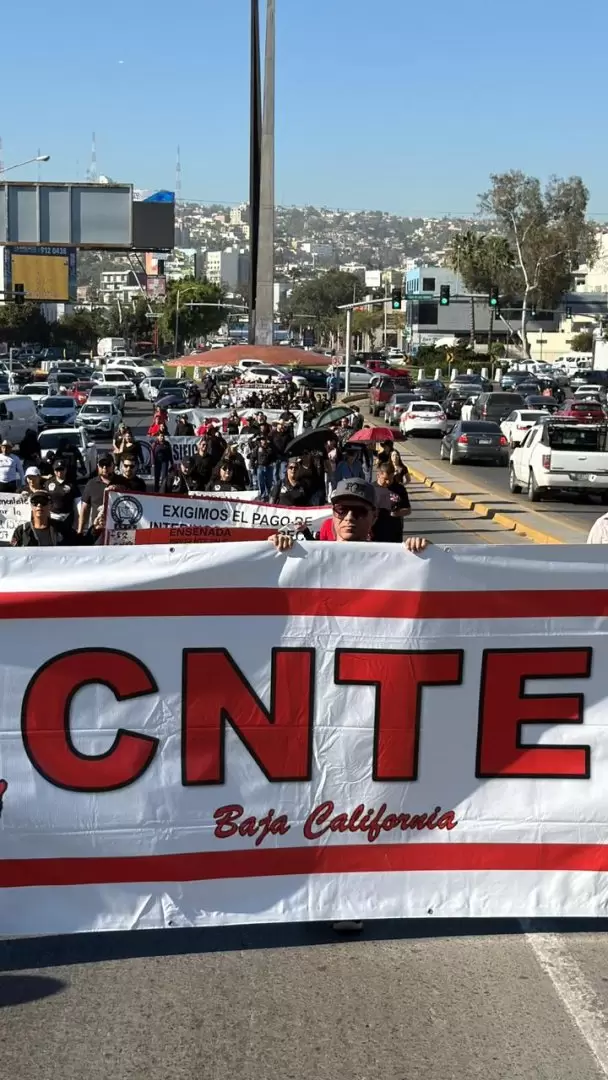 Maestros de la CNTE inician paro de 72 horas con marcha y bloqueo en la garita El Chaparral