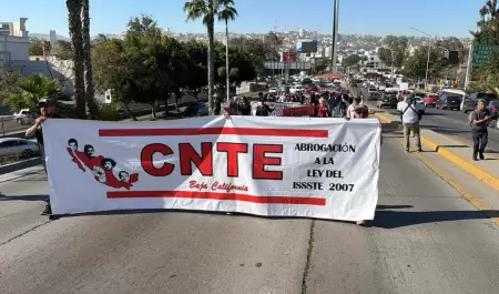 Maestros de la CNTE inician paro de 72 horas con marcha y bloqueo en la garita E