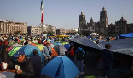 CNTE instala plant�n en el Z�calo capitalino