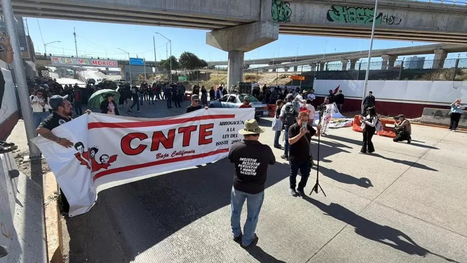 Maestros de la CNTE inician paro de 72 horas con marcha y bloqueo en la garita El Chaparral
