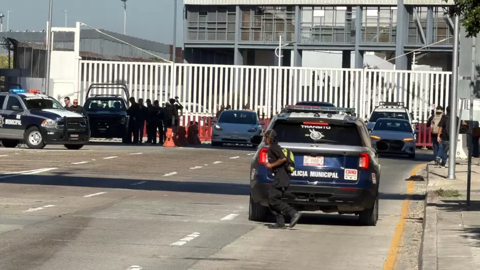 Maestros de la CNTE inician paro de 72 horas con marcha y bloqueo en la garita El Chaparral