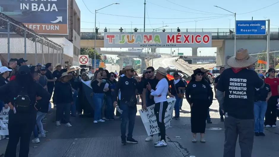 Maestros de la CNTE inician paro de 72 horas con marcha y bloqueo en la garita El Chaparral