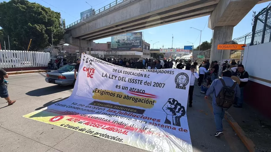 Maestros de la CNTE inician paro de 72 horas con marcha y bloqueo en la garita El Chaparral