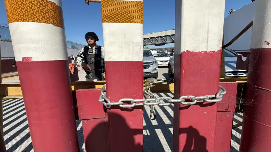 Maestros de la CNTE inician paro de 72 horas con marcha y bloqueo en la garita El Chaparral