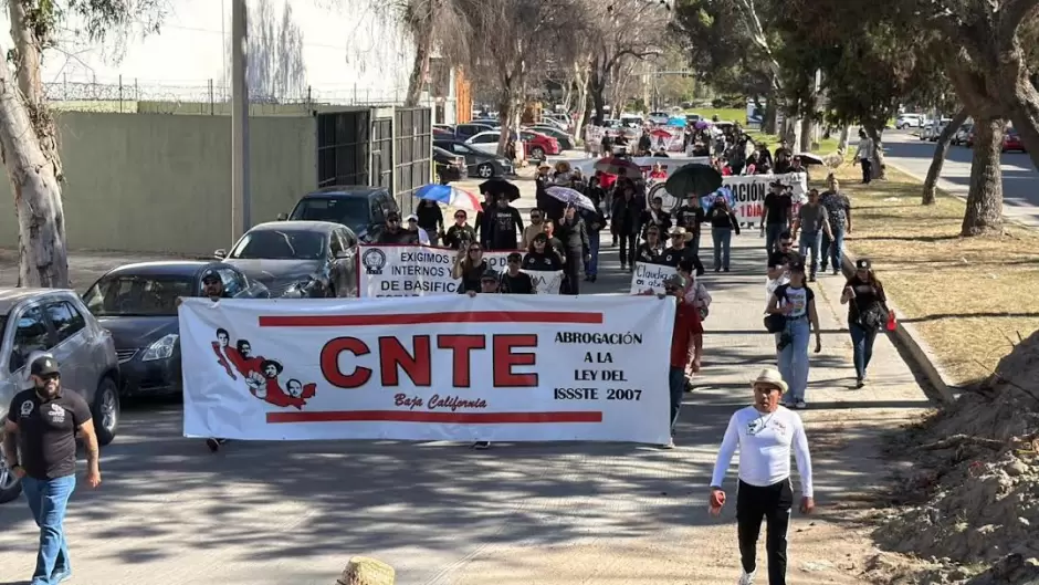 Maestros de la CNTE inician paro de 72 horas con marcha y bloqueo en la garita El Chaparral