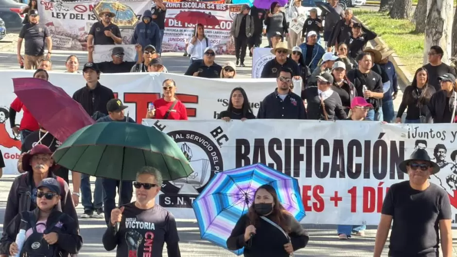 Maestros de la CNTE inician paro de 72 horas con marcha y bloqueo en la garita El Chaparral