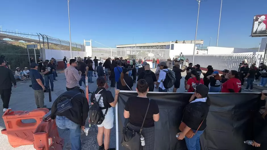 Maestros de la CNTE inician paro de 72 horas con marcha y bloqueo en la garita El Chaparral