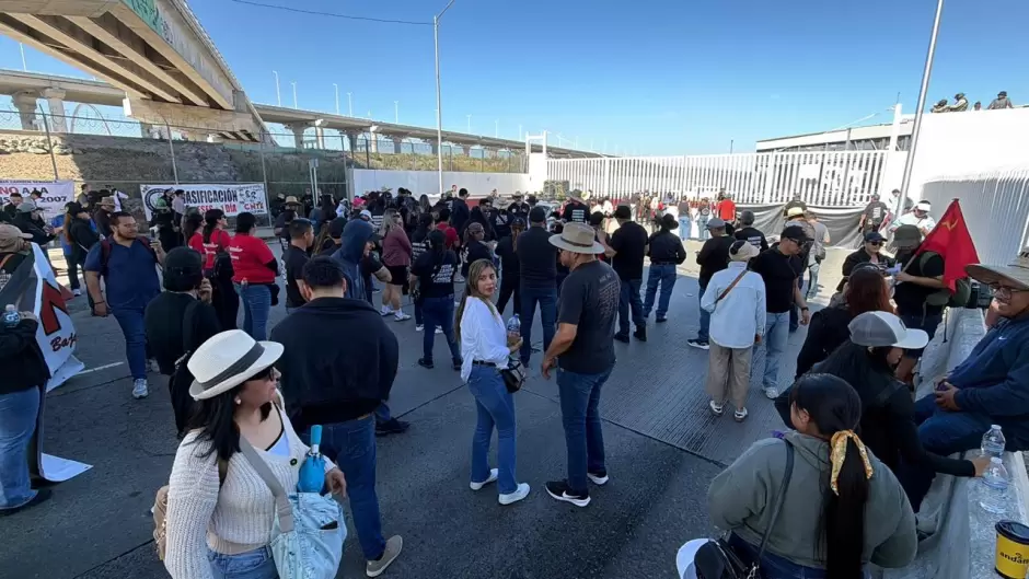 Maestros de la CNTE inician paro de 72 horas con marcha y bloqueo en la garita El Chaparral