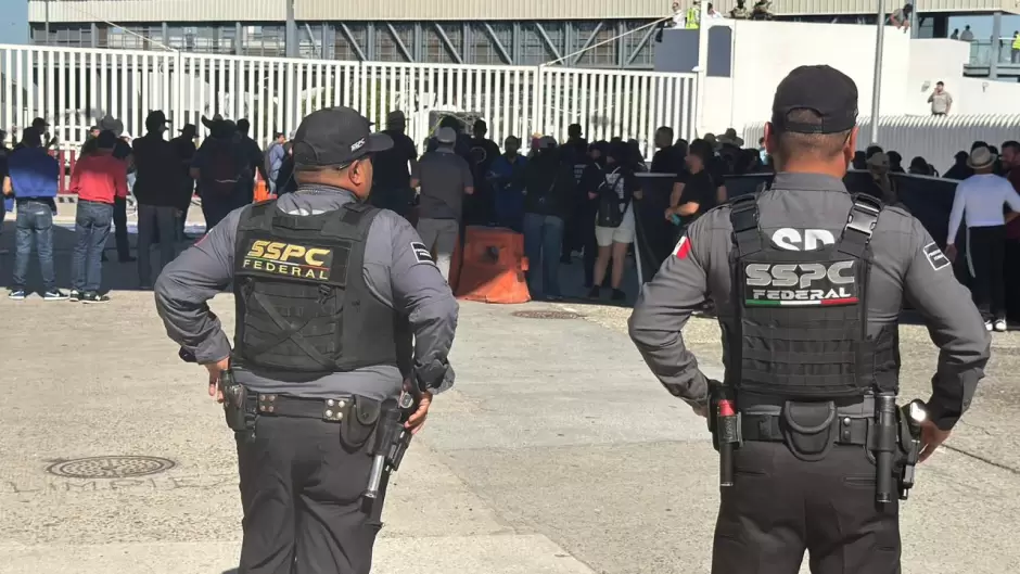 Maestros de la CNTE inician paro de 72 horas con marcha y bloqueo en la garita El Chaparral