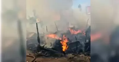 Incendio consume viviendas en Valle Verde