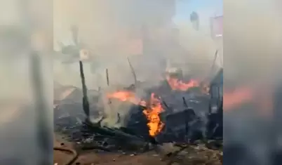 Incendio consume viviendas en Valle Verde