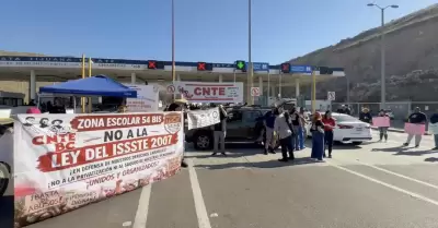 Maestros liberan casetas en Baja California