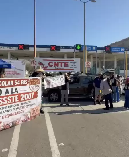 Maestros liberan casetas en Baja California