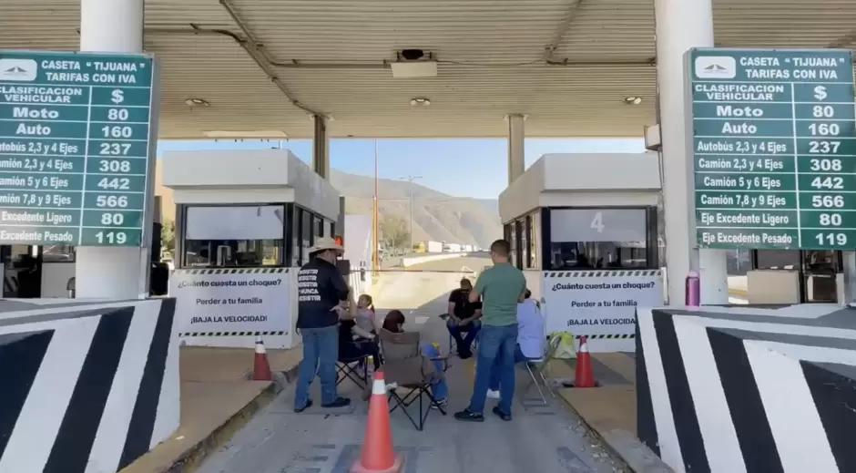 Maestros liberan casetas en Baja California