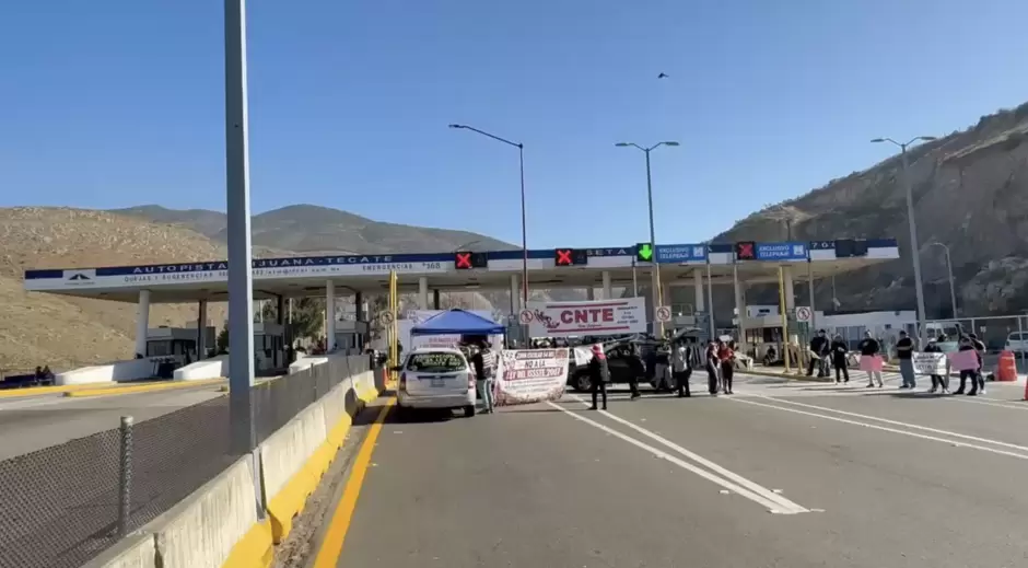 Maestros liberan casetas en Baja California