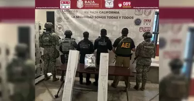 Aseguran arma, cartuchos y equipo t�ctico en veh�culo en Tijuana