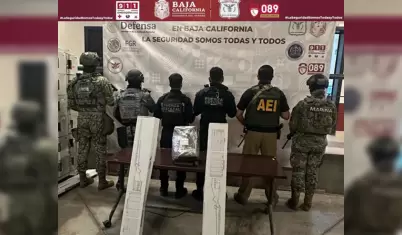 Aseguran arma, cartuchos y equipo t�ctico en veh�culo en Tijuana