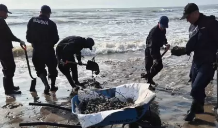 Oleadas de hidrocarburo comenzaron a recalar en playas de Pajapan. Derrame de pe