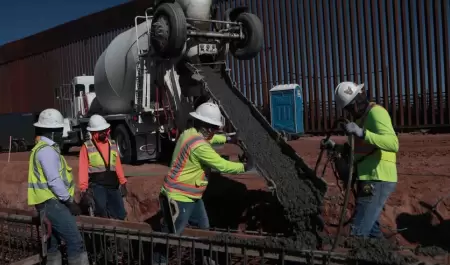 Instalan secci�n de un nuevo muro fronterizo entre Santa Teresa, Nuevo M�xico, y