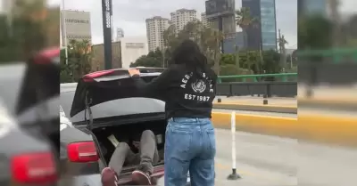 Descubren a persona oculta en cajuela de veh�culo en fila hacia la garita de San