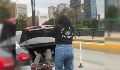 Descubren a persona oculta en cajuela de veh�culo en fila hacia la garita de San