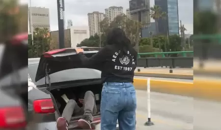 Descubren a persona oculta en cajuela de veh�culo en fila hacia la garita de San