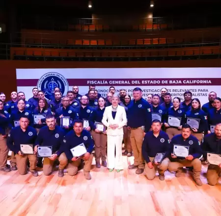 FGE reconoce a 100 servidores p�blicos por su labor en investigaci�n y procuraci