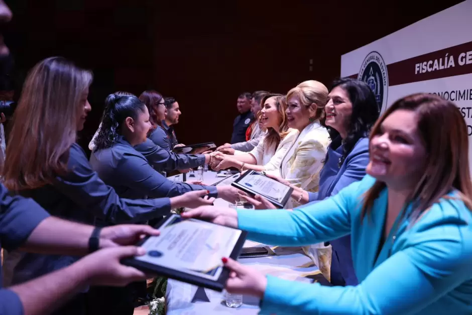 FGE reconoce a 100 servidores p�blicos por su labor en investigaci�n y procuraci�n de justicia