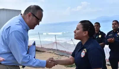 Reconoce CEDHBC a salvavidas de Bomberos Tijuana