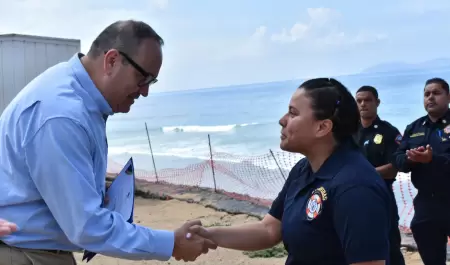 Reconoce CEDHBC a salvavidas de Bomberos Tijuana