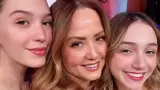 Andrea Legarreta y sus hijas