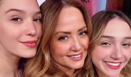 Andrea Legarreta y sus hijas