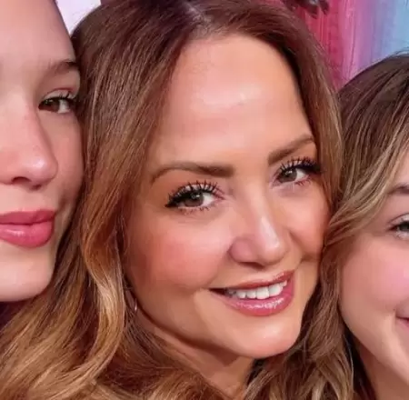Andrea Legarreta y sus hijas