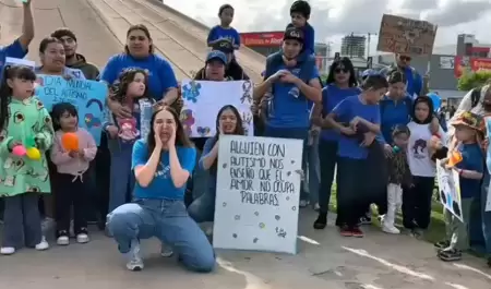 Se manifiestan en la glorieta Cuauht�moc para visibilizar necesidades de menores