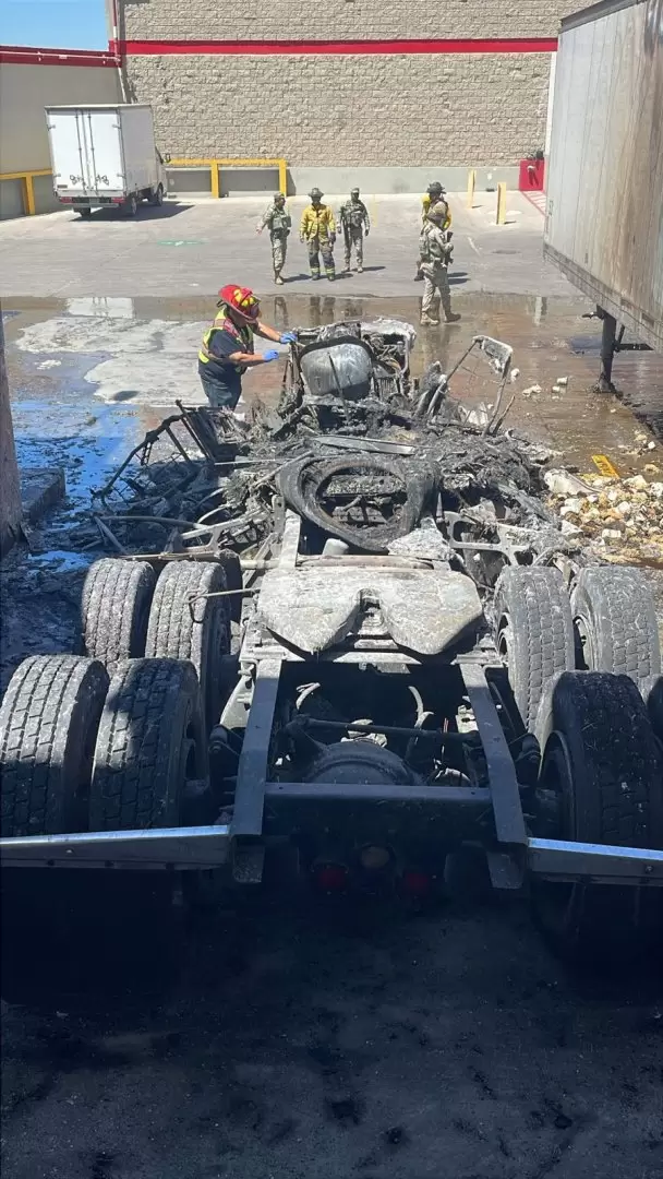 Incendio en puesto de tacos en Plaza R�o