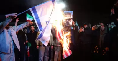 Iran�es queman las banderas de Estados Unidos e Israel, al celebrar en Teher�n e