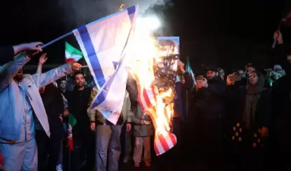 Iran�es queman las banderas de Estados Unidos e Israel, al celebrar en Teher�n e