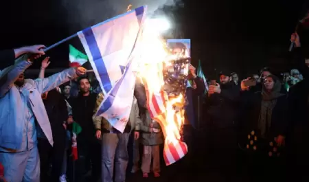 Iran�es queman las banderas de Estados Unidos e Israel, al celebrar en Teher�n e
